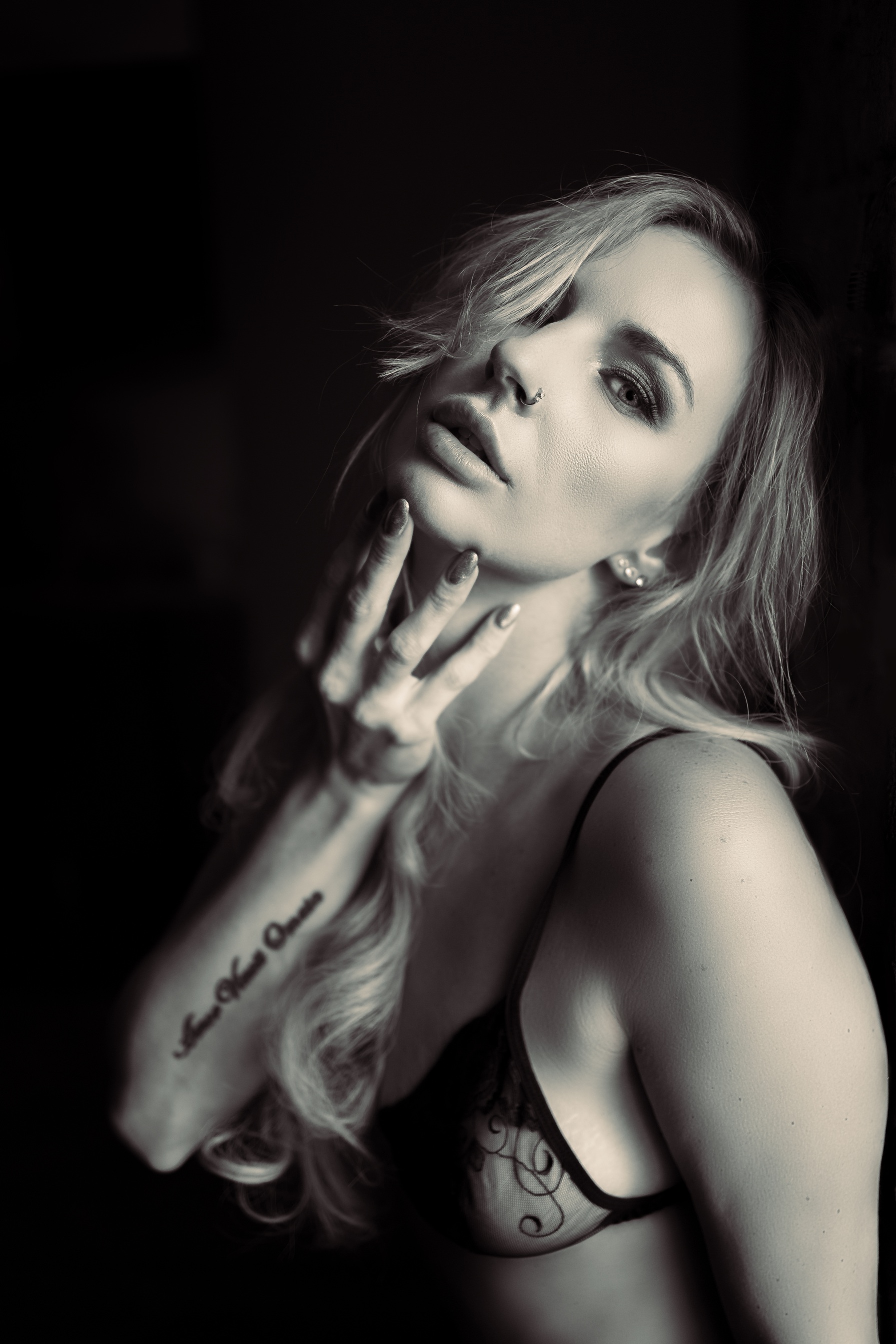 Profesjonalna fotografia ślubna – naturalne kadry, elegancja i emocje, które pozostaną z Wami na zawsze. Wasz dzień uchwycony w wyjątkowy sposób. Profesjonalna sesja rodzinna – uchwycę codzienną radość, czułość i wspólne chwile, które staną się piękną pamiątką na lata. Luksusowa, kobieca sesja boudoir. Studio i doświadczenie pełne pewności siebie oraz pięknych zdjęć.