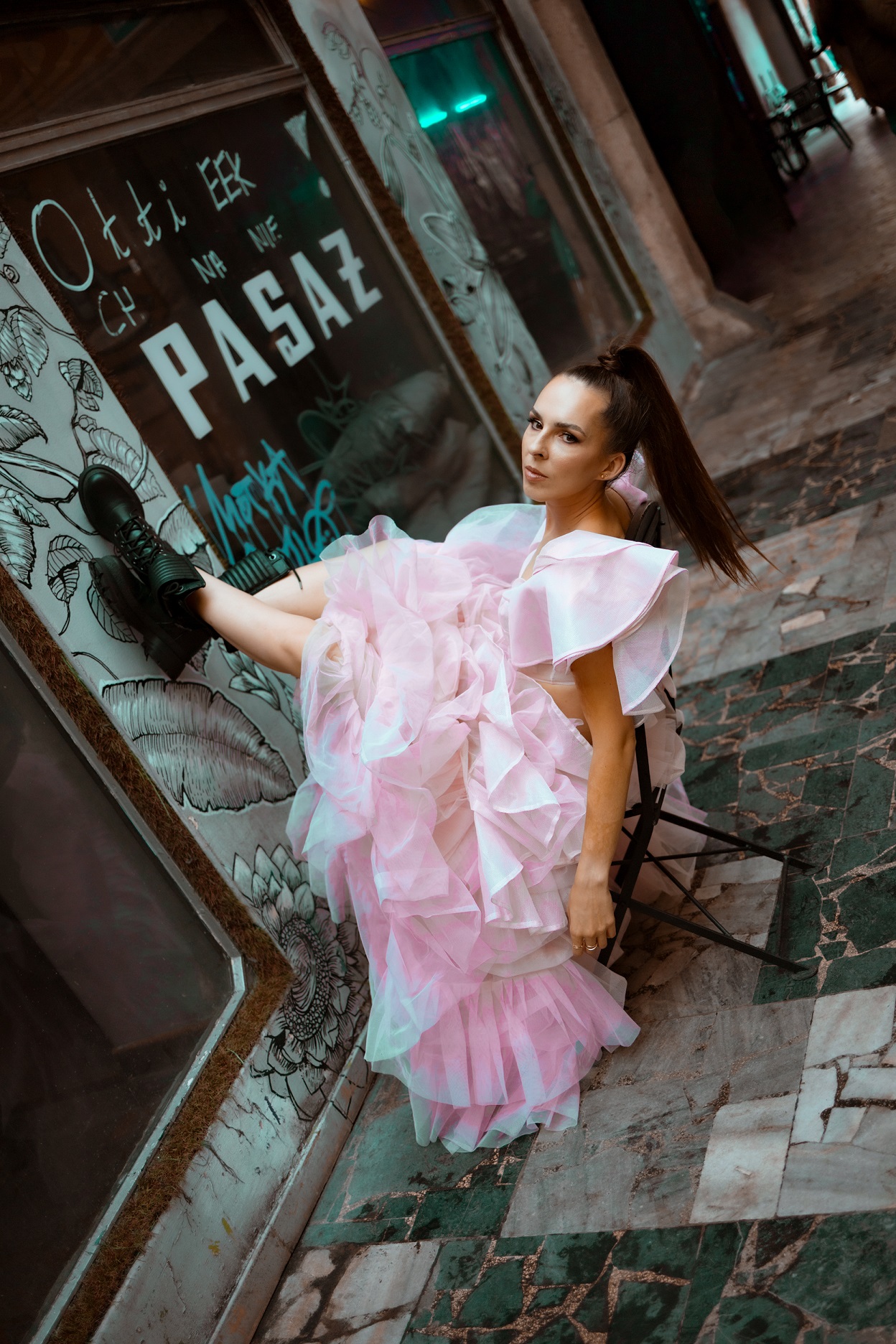 Profesjonalna fotografia ślubna – naturalne kadry, elegancja i emocje, które pozostaną z Wami na zawsze. Wasz dzień uchwycony w wyjątkowy sposób. Profesjonalna sesja rodzinna – uchwycę codzienną radość, czułość i wspólne chwile, które staną się piękną pamiątką na lata. Luksusowa, kobieca sesja boudoir. Studio i doświadczenie pełne pewności siebie oraz pięknych zdjęć.