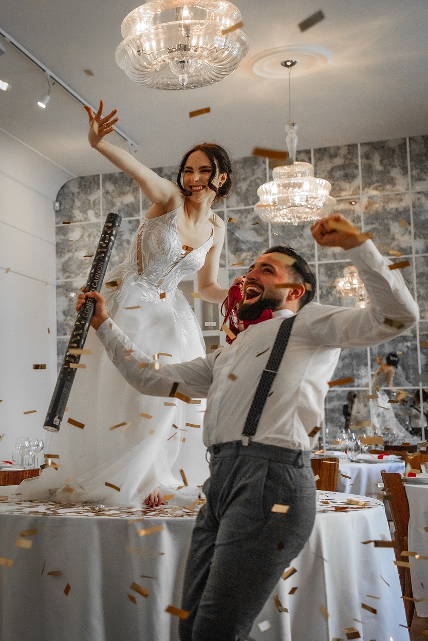 Profesjonalna fotografia ślubna – naturalne kadry, elegancja i emocje, które pozostaną z Wami na zawsze. Wasz dzień uchwycony w wyjątkowy sposób. Profesjonalna sesja rodzinna – uchwycę codzienną radość, czułość i wspólne chwile, które staną się piękną pamiątką na lata. Luksusowa, kobieca sesja boudoir. Studio i doświadczenie pełne pewności siebie oraz pięknych zdjęć.